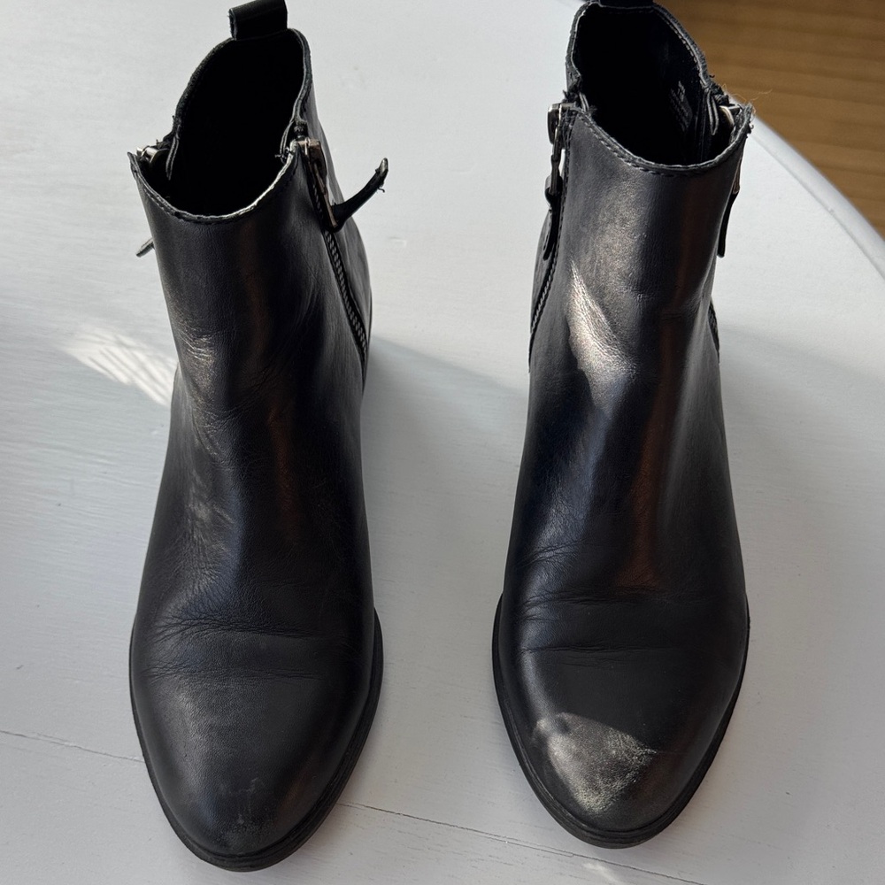 Ralph Lauren Black Ankle leather Boots 7 1/2 medium 1 1/4 inch heel